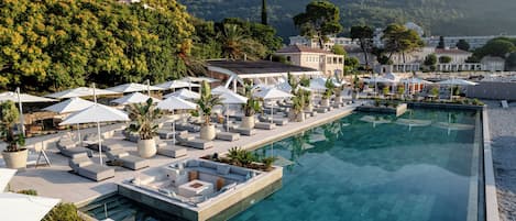 Indoor pool, seasonal outdoor pool, pool loungers