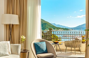 Suite Sea View with Balcony - Contemporary Building | Living area | 55-inch Smart TV with satellite channels, TV