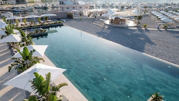 Un puerto deportivo con barcos, piscina y zonas de estar al aire libre.