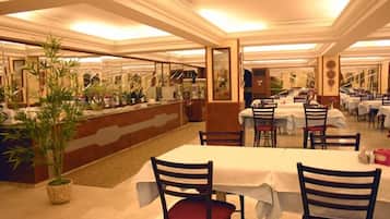 Café da manhã com buffet grátis todos os dias