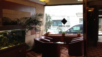 Área de estar no saguão