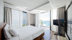 Et moderne hotelværelse med en stor seng, et fjernsyn og en balkon med udsigt.