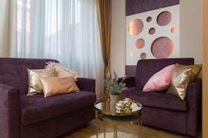 Deluxe Suite (VIP 1) | Living area - Vip Rooms (Split)
