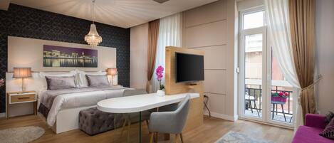 デラックス スイート バルコニー (VIP 2) | エジプト綿のシーツ、低刺激性寝具、ピロートップベッド、ミニバー