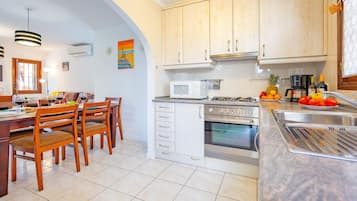 Een koelkast, een magnetron, een oven, een vaatwasser