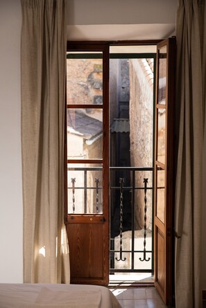 5 bedrooms, iron/ironing board, free WiFi, bed sheets