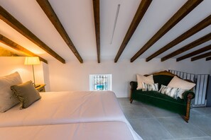 5 bedrooms, iron/ironing board, free WiFi, bed sheets