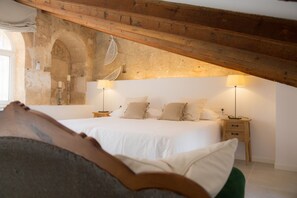 5 bedrooms, iron/ironing board, free WiFi, bed sheets