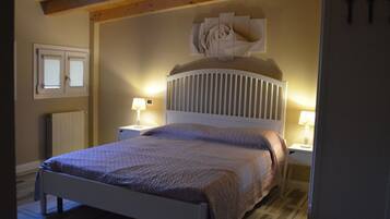 Deluxe Double Room, Ensuite, Tower | 4 bedrooms, hypo-allergenic bedding, down duvets, in-room safe