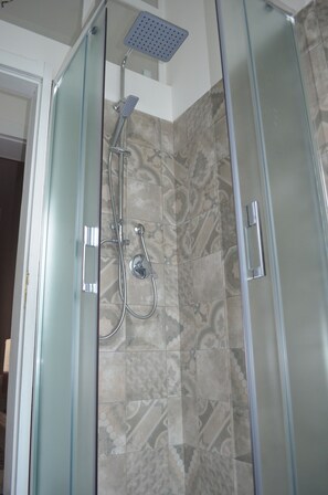 Habitación Deluxe doble, baño privado, en una planta alta | Ducha del cuarto de baño