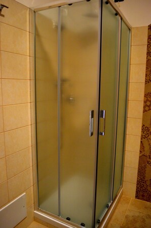 Deluxe Room, Balcony, City View | Bathroom shower
