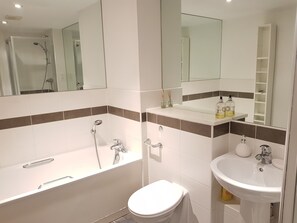 Appartamento Premium, 2 camere da letto, vista fiume, al piano executive | Bagno | Vasca e doccia separate, set di cortesia gratuito, asciugamani