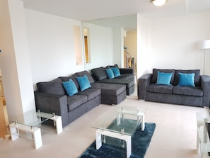 Appartamento Premium, 2 camere da letto, vista fiume, al piano executive | Soggiorno | TV a schermo piatto 43 pollici con canali via cavo, TV