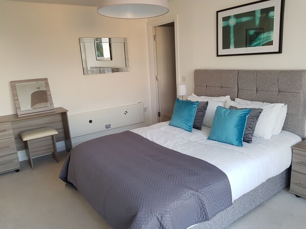 2 عدّة غرف نوم وأغطية فراش متميزة ومكتب ومكواة/لوح كي