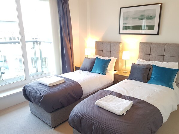 Appartamento Premium, 2 camere da letto, vista fiume, al piano executive | 2 camere, biancheria da letto di alta qualità, una scrivania