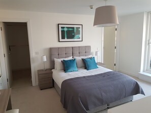 Appartamento Premium, 2 camere da letto, vista fiume, al piano executive | 2 camere, biancheria da letto di alta qualità, una scrivania