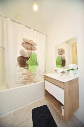 Deluxe Double or Twin Room, Private Bathroom | Bathroom | Towels