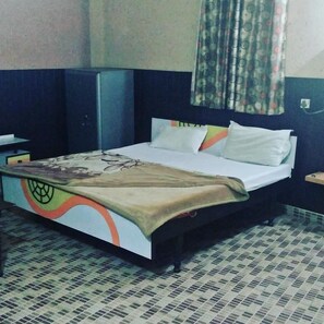 Economy Double Room, 1 Double Bed | Premium bedding, desk, free WiFi - Finlandia hotel (Moga)