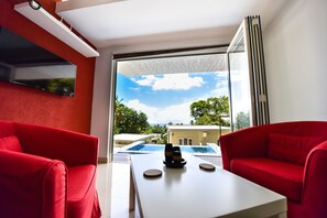 Panorama villa, 1 slaapkamer, privézwembad, uitzicht op zee | Woonruimte | Flatscreentelevisie