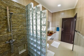 พาโรนามิกวิลล่า, 1 ห้องนอน, สระว่ายน้ำส่วนตัว, วิวทะเล | ห้องน้ำ | ฝักบัว, ของใช้ในห้องน้ำฟรี, ผ้าเช็ดตัว