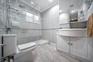 Bathroom - HC Luxe (Santa Lucia)