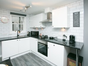 Căn hộ, phòng tắm riêng | Bếp riêng | Tủ lạnh, lò vi sóng, bếp nấu, dụng cụ pha cà phê/trà 