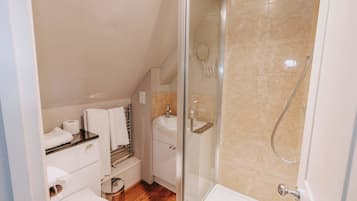 Habitación doble estándar, baño en la habitación | Baño