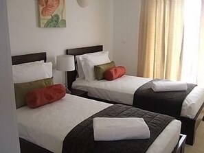 3 chambres, coffres-forts dans les chambres, fer et planche Ă repasser