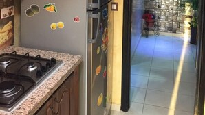 Apartamento econômico, 2 quartos | Cozinha americana privada | Geladeira, fogão, talheres/pratos/utensílios de cozinha
