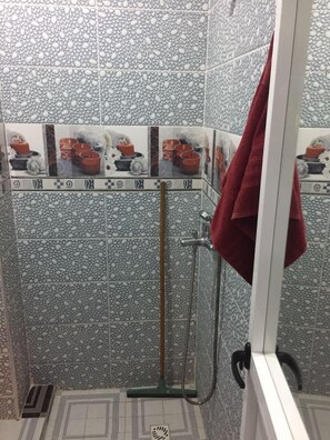 Appartement Économique, 2 chambres | Douche de la salle de bain