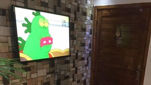 Apartamento econômico, 2 quartos | Área de estar | TV LCD 42 polegadas com canais via satélite, TV