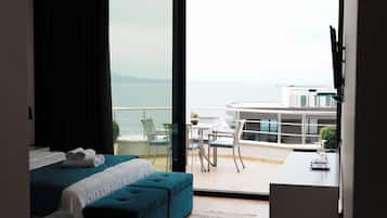 Suite Deluxe, terrasse, vue mer | 1 chambre, coffres-forts dans les chambres, ameublement personnalisé