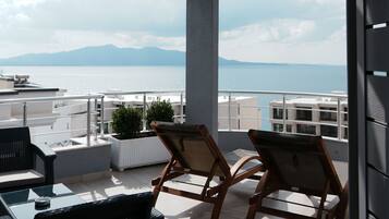 Suíte superior, terraço, vista para o mar | Terraço/pátio