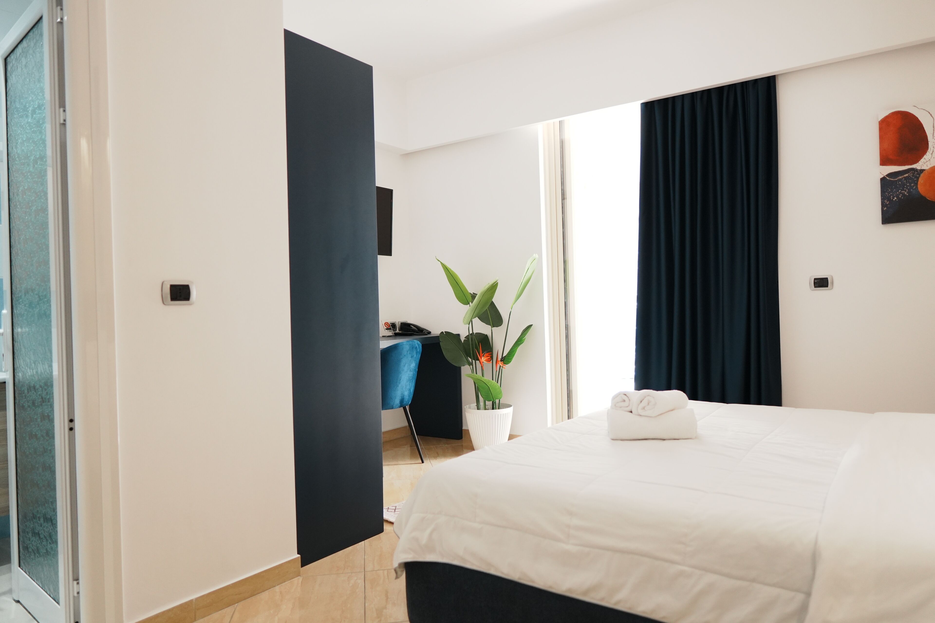 객실 내 금고, 각각 다르게 가구 비치, 책상, 암막 커튼