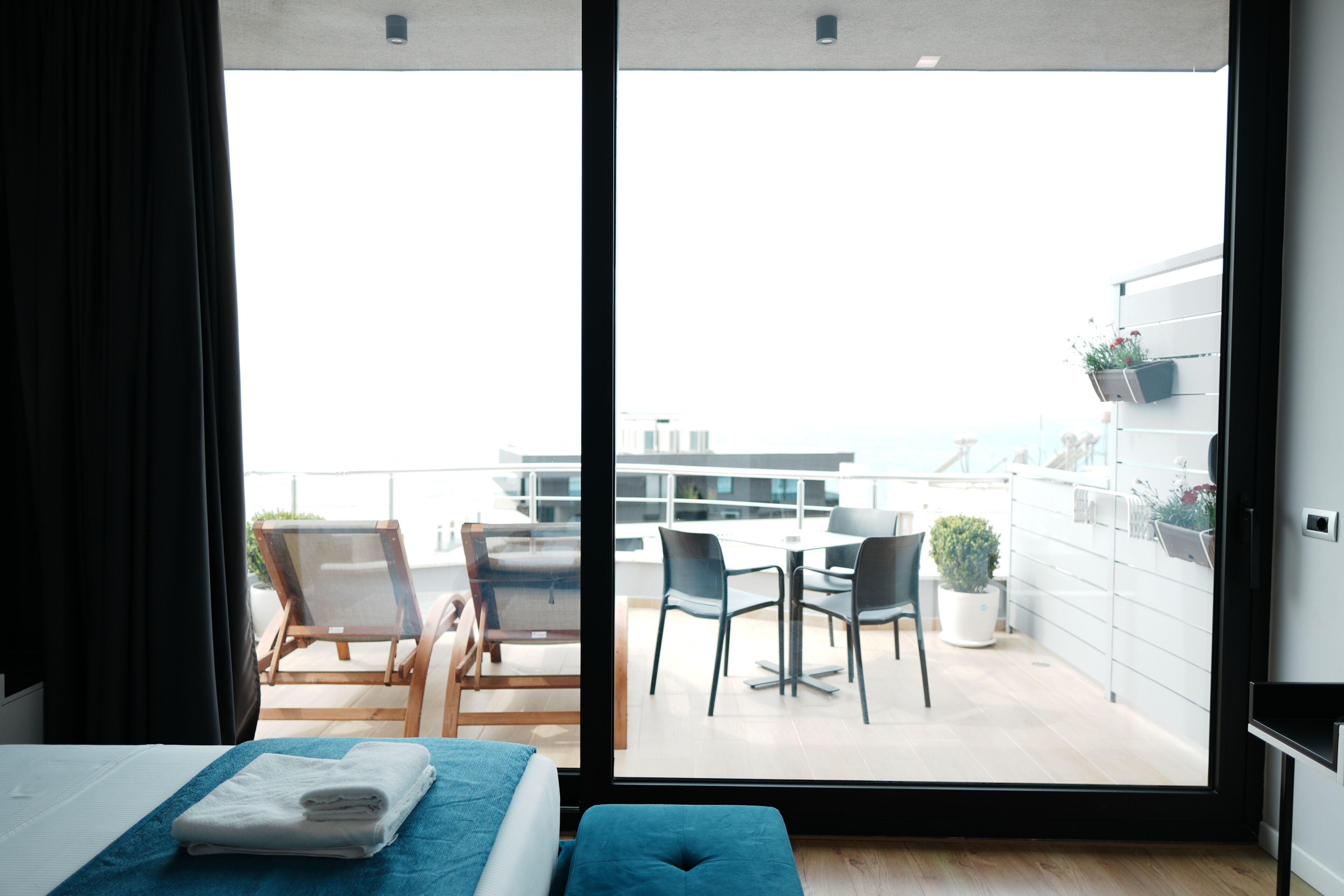 Suite superior, Terraza, vista al mar | Caja de seguridad en la habitación, muebles diferentes y escritorio 