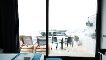 Suite superior, Terraza, vista al mar | Caja de seguridad en la habitación, muebles diferentes y escritorio