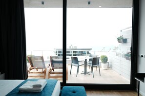 Suite superior, Terraza, vista al mar | Caja de seguridad en la habitación, muebles diferentes y escritorio 