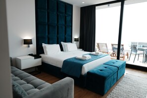 Caja de seguridad en la habitación, muebles diferentes y escritorio 