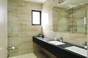 Suite – deluxe, terrasse, sjøutsikt | Bad | Dusj, toalettartikler (inkludert), hårføner og håndklær