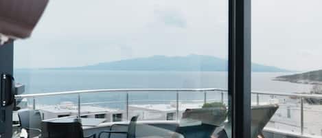 디럭스 스위트, 테라스, 바다 전망 | 거실 공간 | 평면 TV