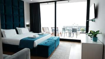 Caja de seguridad en la habitación, muebles diferentes y escritorio