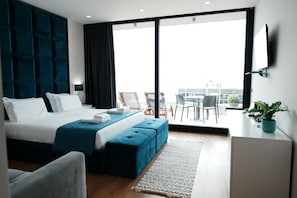 In-room safe, individually furnished, desk, blackout curtains - Hotel Blue Sky (Sarandë)