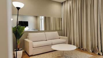 Suite, terrasse, vue mer | 1 chambre, coffres-forts dans les chambres, ameublement personnalisé
