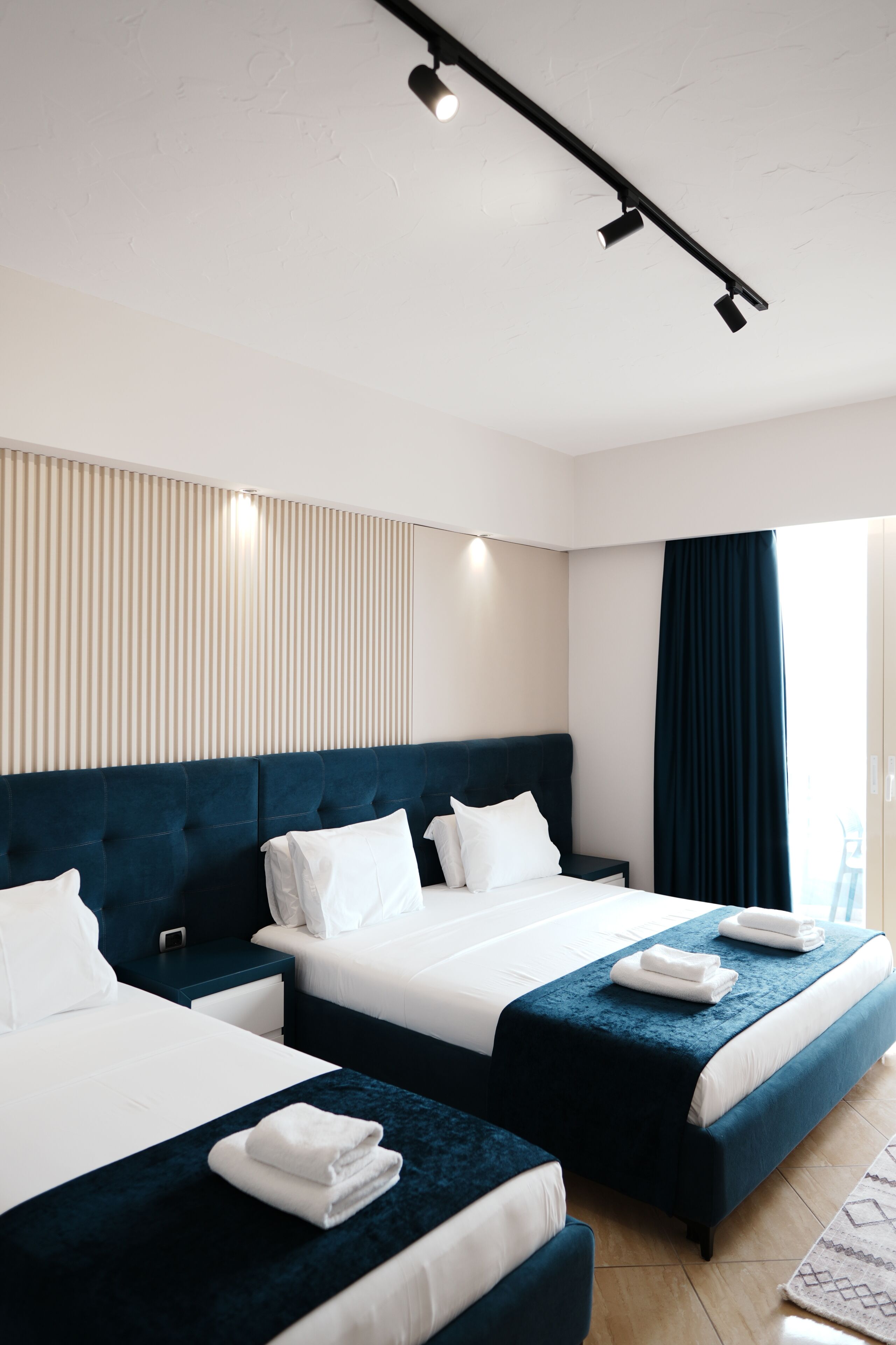 Tremannsrom – superior, balkong, sjøutsikt | Safe på rommet, individuelt innredet, skrivebord og blendingsgardiner