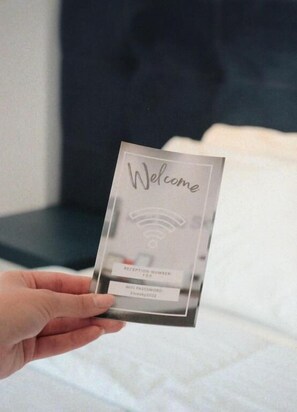 Cofres nos quartos, individualmente mobiliados, escrivaninha