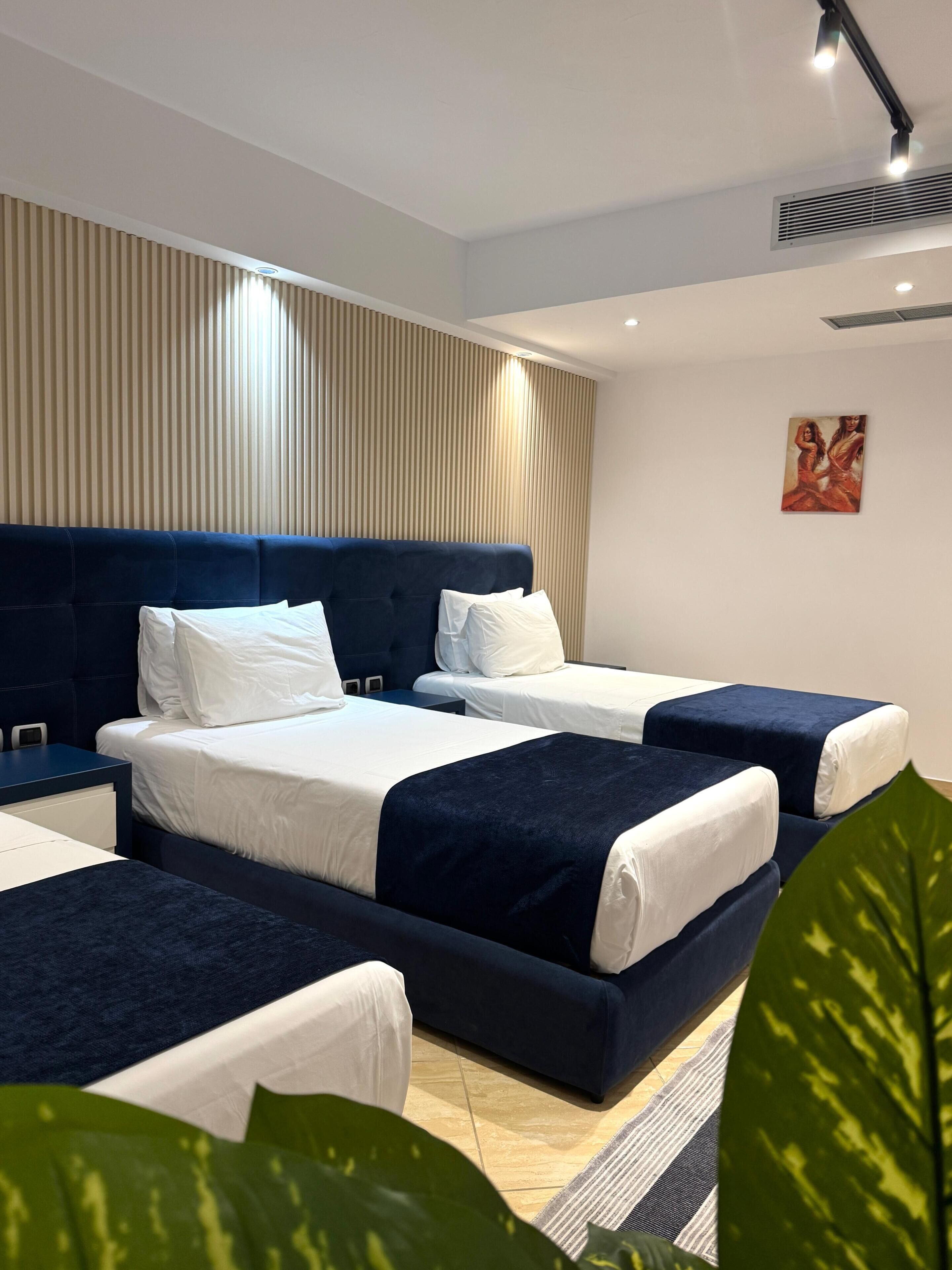 Quarto triplo superior, 3 camas de solteiro, sacada | Cofres nos quartos, individualmente mobiliados, escrivaninha