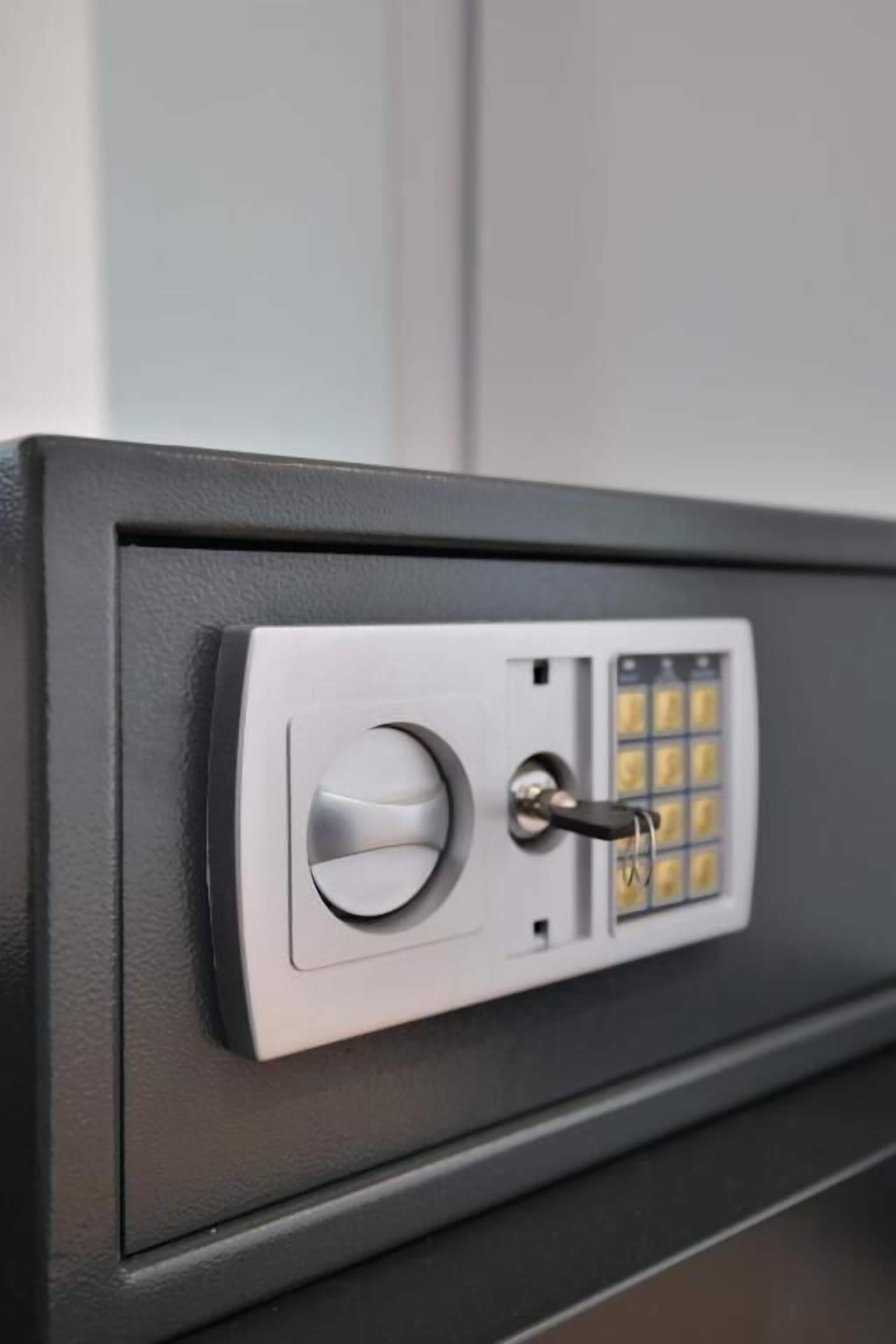 Safe på rommet, individuelt innredet, skrivebord og blendingsgardiner