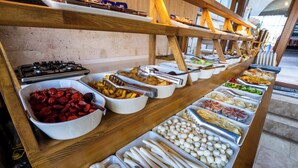 朝食 (ビュッフェ)、毎日提供 (無料)