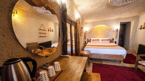 Deluxe Cave Suites | 6 室のベッドルーム、エジプト綿のシーツ、高級寝具、羽毛の掛け  布団