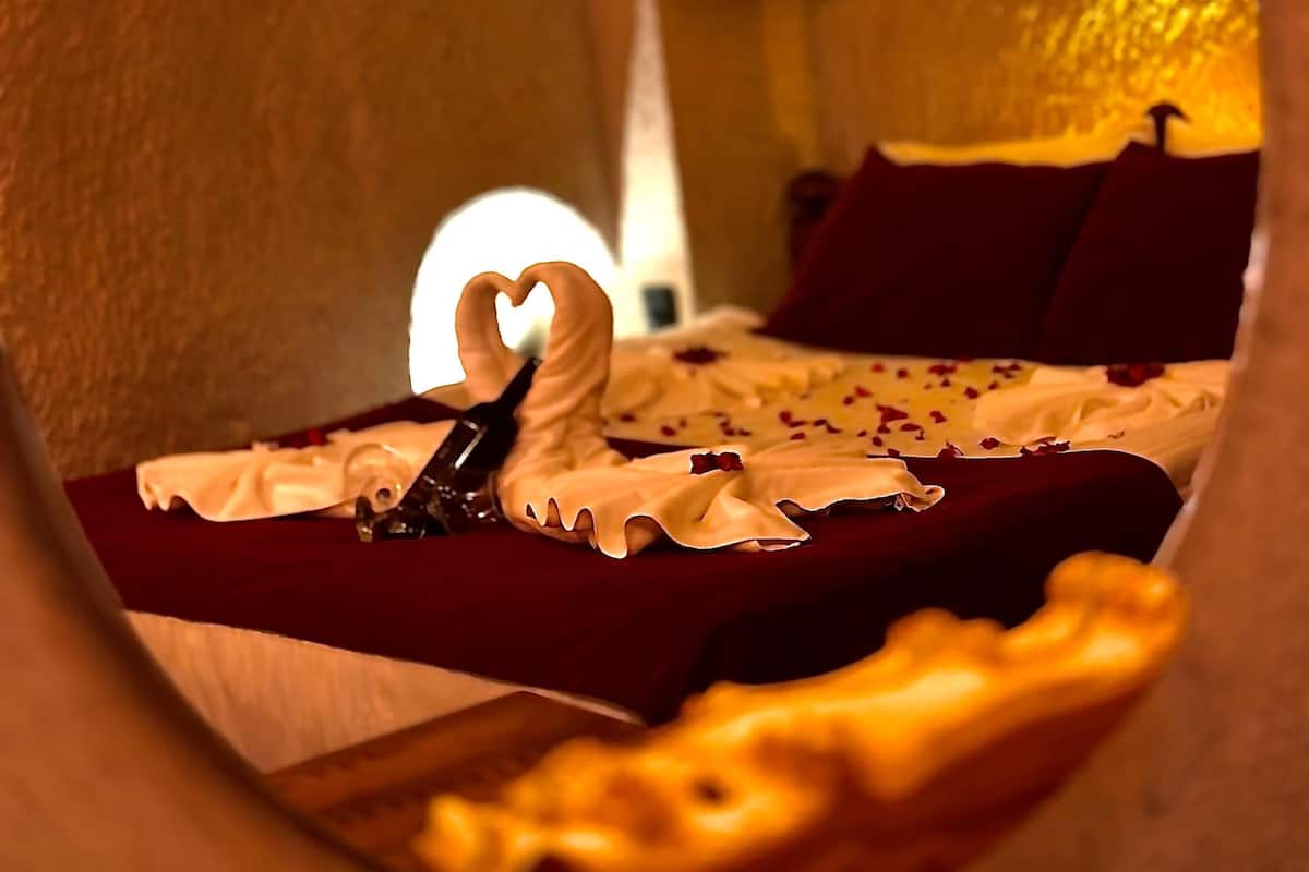 Deluxe Cave Suites | 1 bedroom, Egyptian cotton sheets, premium bedding, down comforters